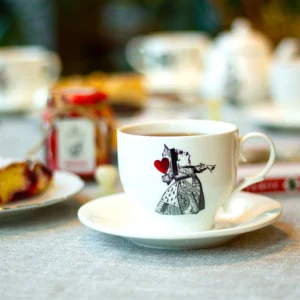 Брендована Чашка з блюдцем Червона Королева (330мл)