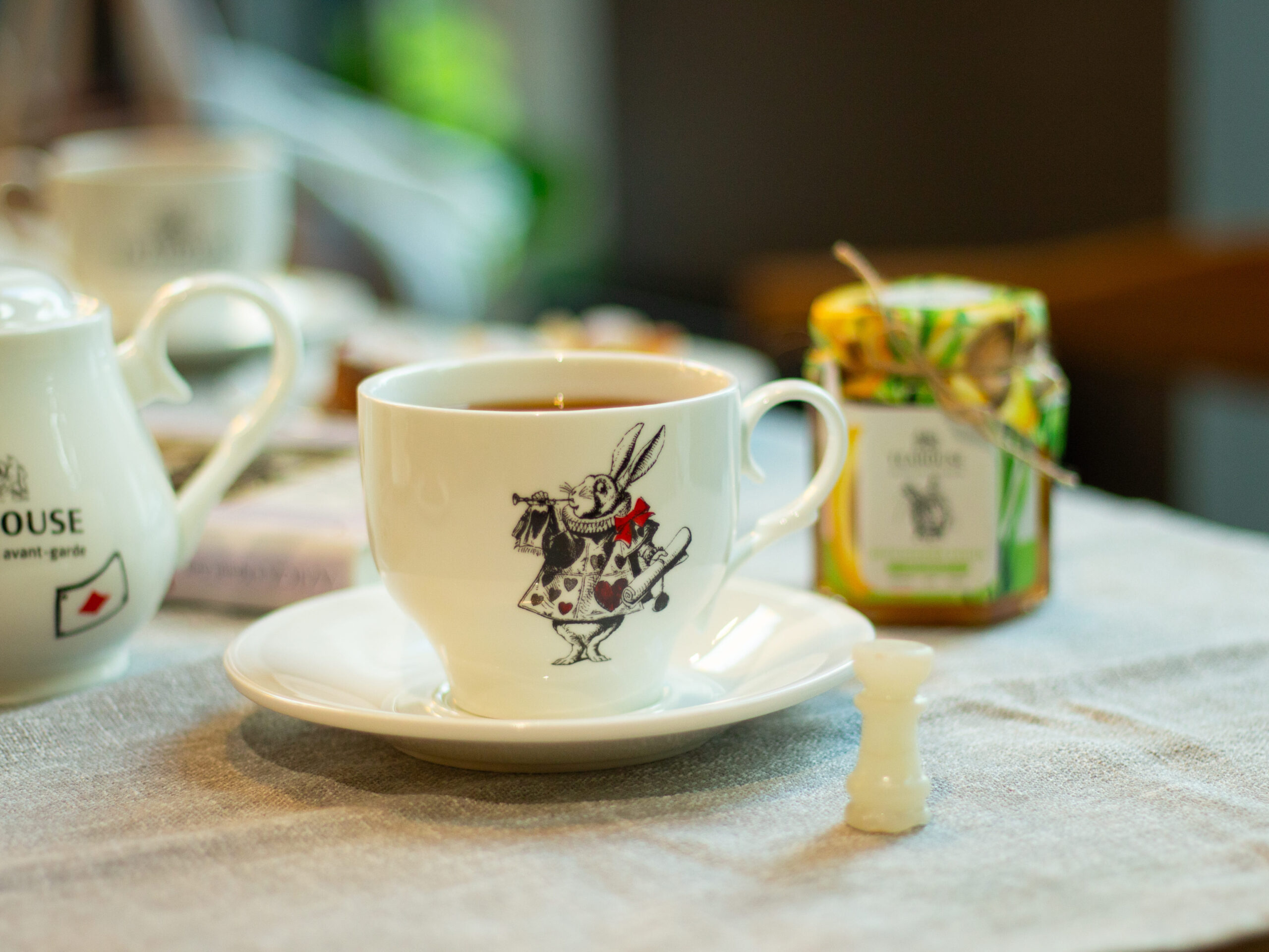 Брендована Чашка з блюдцем Білий кролик (330мл)